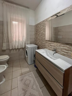 Villa, Pool View | Bathroom - Villa Fiorita (Casal Velino)