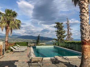 Una piscina al aire libre de temporada