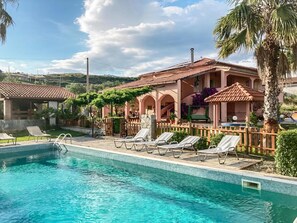 Una piscina al aire libre de temporada