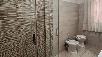 Villa, vista piscina | Bagno | Bidet