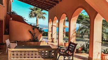 Villa, vista piscina | Terrazza/patio