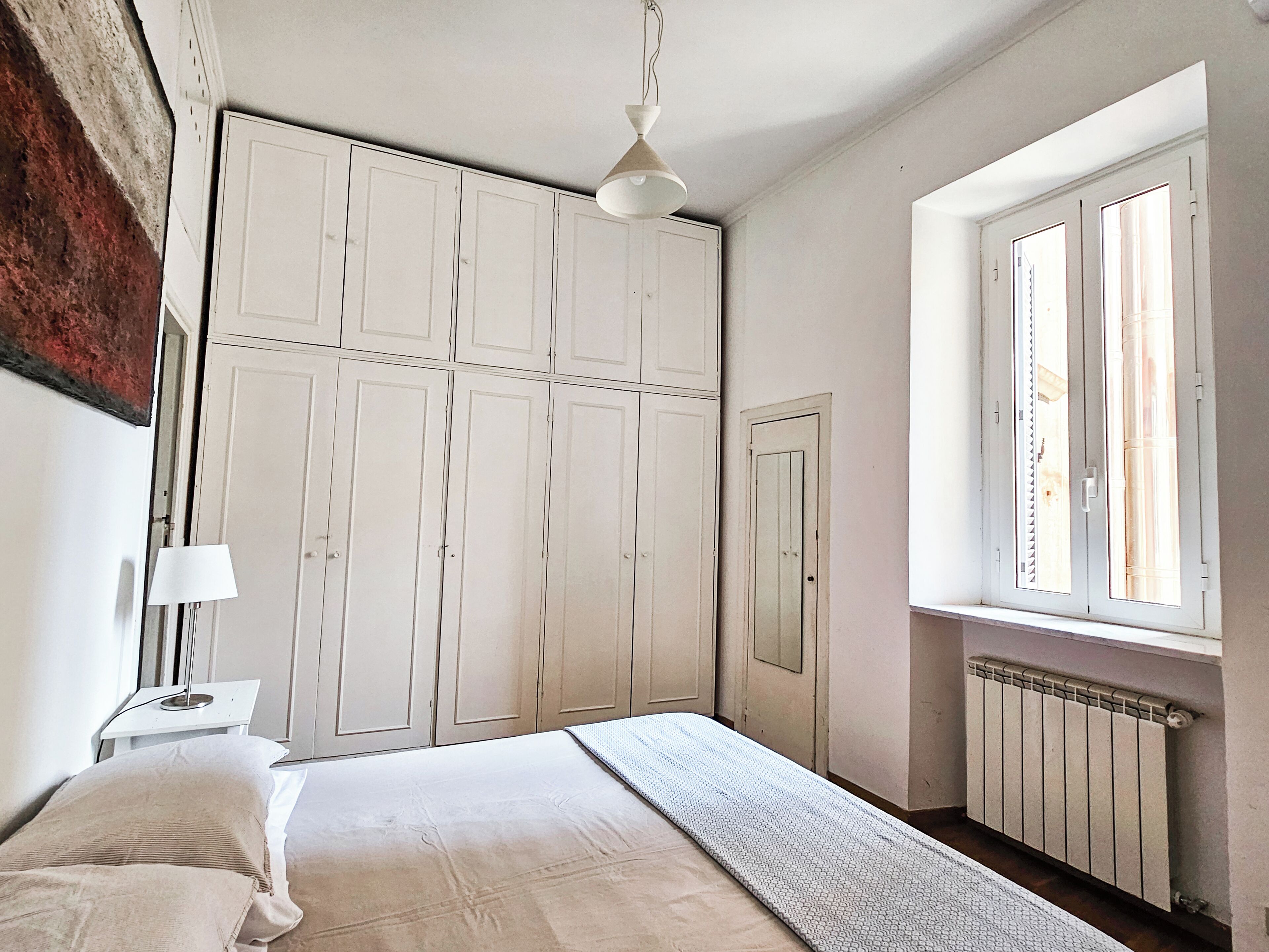 1 slaapkamer, een bureau, een strijkplank/strijkijzer, reisbedje