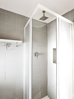 Dusche, Haartrockner, Bidet, Handtücher