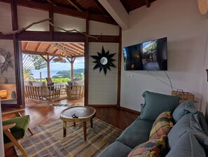 TV, books - Villa Rêve leeward, facing the sunset (Bouillante)