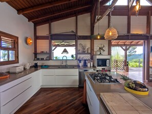Kühlschrank, Ofen, Geschirrspüler, Wasserkocher mit Kaffee-/Teezubehör