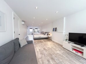 Smart TV - Charming hotel-like studio in Brooklyn with private backyard. (Brooklyn)