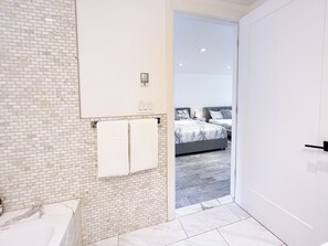 Haartrockner, Handtücher, Seife, Toilettenpapier