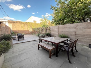 Outdoor dining - Charming hotel-like studio in Brooklyn with private backyard. (Brooklyn)