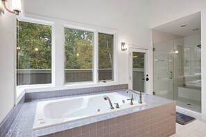 Shower, hair dryer, towels - Beautiful Bluebill Home on Kiawah, Private Pool, Pond and Golf Views! (Kiawah Island)