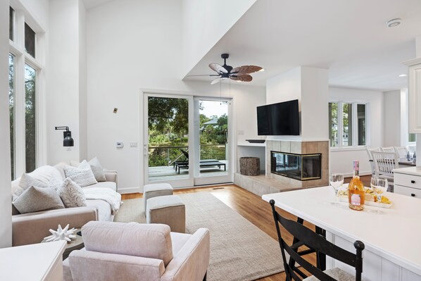 TV, fireplace - Beautiful Bluebill Home on Kiawah, Private Pool, Pond and Golf Views! (Kiawah Island)