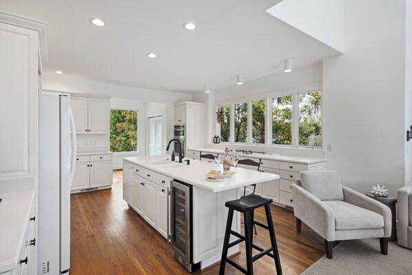 冷蔵庫、電子レンジ、オーブン、コンロ