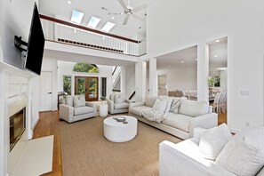 TV, fireplace - Beautiful Bluebill Home on Kiawah, Private Pool, Pond and Golf Views! (Kiawah Island)