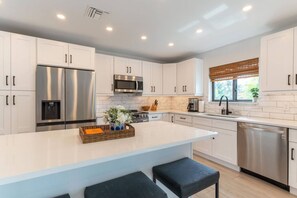 ثلاجة، ميكروويف، فرن، موقد طهي مسطح