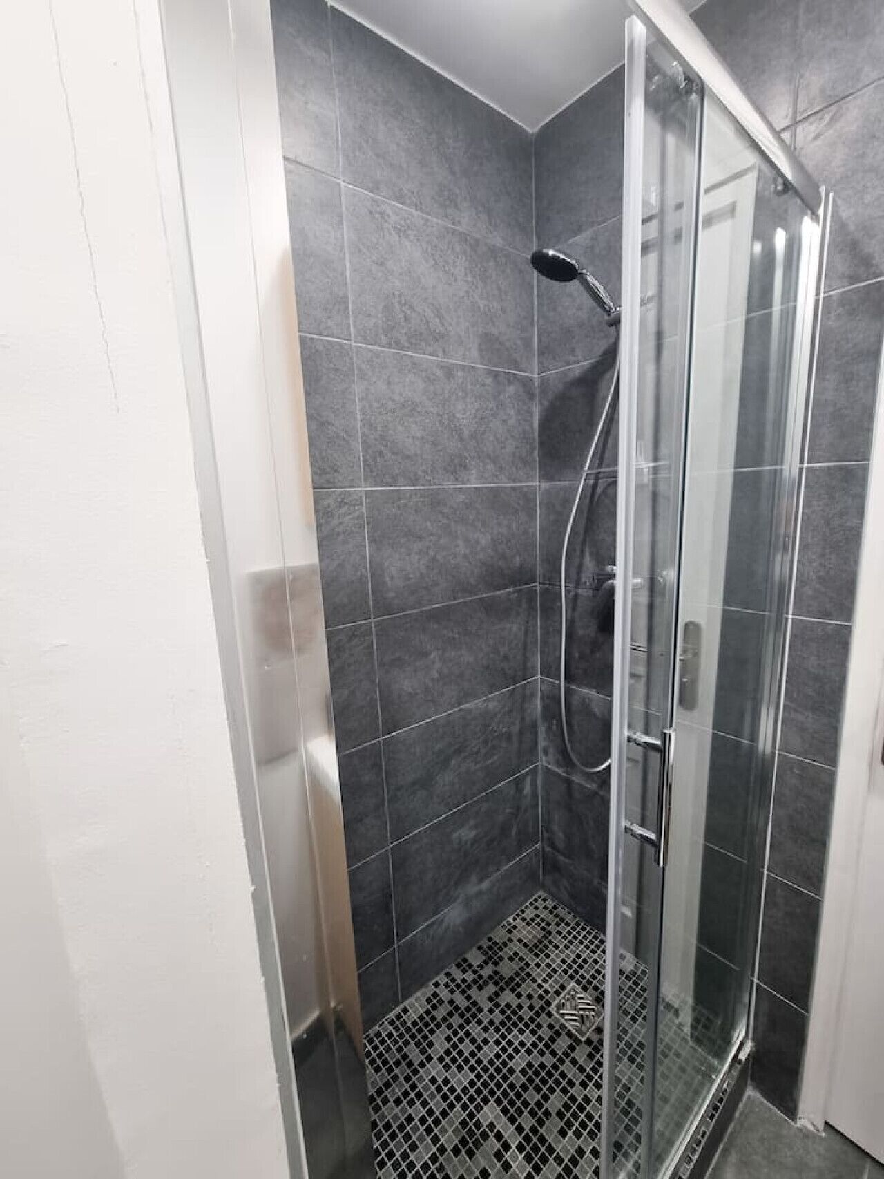 Sèche-cheveux, serviettes fournies