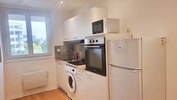 Een koelkast, een microgolfoven, een oven