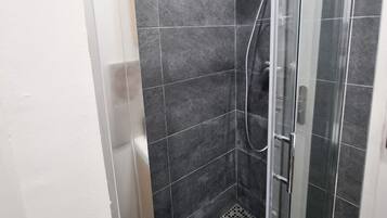 Een haardroger, handdoeken