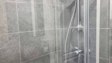 Een haardroger, handdoeken