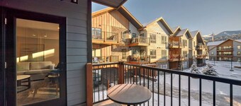High rise Lux 2-B apartment near Canmore Banff-Pool -hot tub- gym -