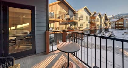 High rise Lux 2-B apartment near Canmore Banff-Pool -hot tub- gym -