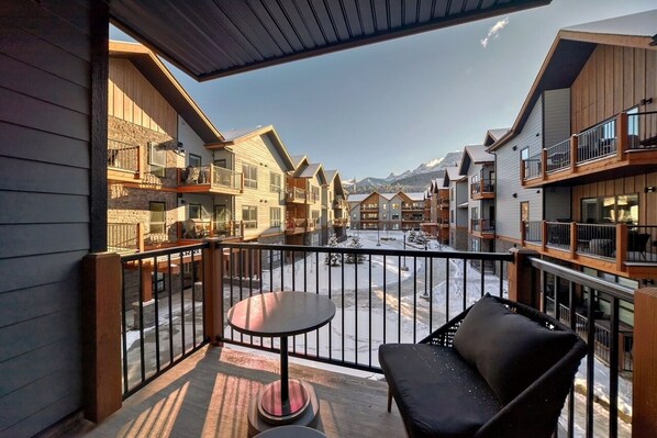 Property grounds - High rise Lux 2-B apartment near Canmore Banff-Pool -hot tub- gym - (Dead Man's Flats)