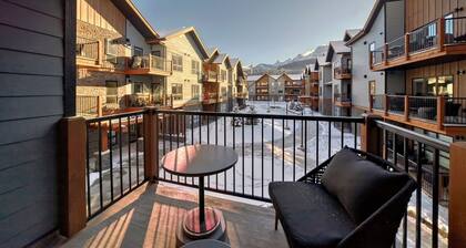 High rise Lux 2-B apartment near Canmore Banff-Pool -hot tub- gym -
