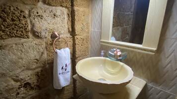 Hårføner, såpe og toalettpapir