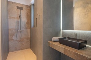 Douche, sĂšche-cheveux, serviettes fournies, savon