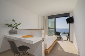4 bedrooms, desk, iron/ironing board, travel cot
