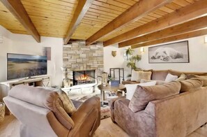 TV, fireplace - Teddy Bear Chalet: Hot Tub, Game Room, Firepit (Big Bear Lake)