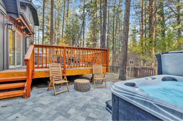 Terrace/patio - Teddy Bear Chalet: Hot Tub, Game Room, Firepit (Big Bear Lake)