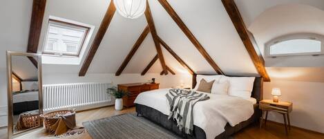 3 bedrooms, desk, iron/ironing board, free WiFi