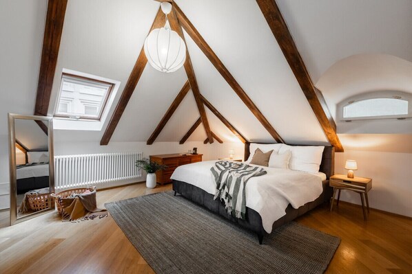 3 bedrooms, desk, iron/ironing board, free WiFi