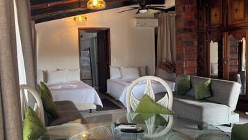 Suite, vista parcial al océano | Sala de estar | Televisión de pantalla plana de 32 pulgadas con canales por cable