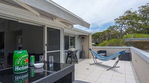 Outdoor dining - Swan Lake View House (Cudmirrah)