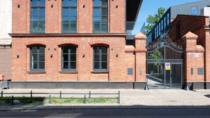 A multi-story building with a brick facade and large windows. - Łódź Downtown - Parking & Balcony - by Rentujemy (Łódź)