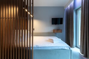 Iron/ironing board, free WiFi, bed sheets