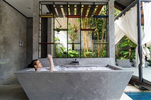 Bain à remous extérieur