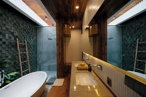 Sèche-cheveux, serviettes fournies, savon, shampoing