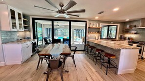 Réfrigérateur, micro-ondes, plaque de cuisson, lave-vaisselle