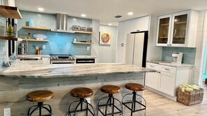 Kühlschrank, Mikrowelle, Herdplatte, Geschirrspüler