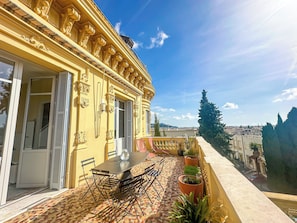 Outdoor dining - EXCEPTIONAL NICE Belle Époque apartment, south-facing terrace, luxury hotel comforts. (Nice)