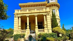 A yellow building with columns and a clock tower. - EXCEPTIONAL NICE Belle Époque apartment, south-facing terrace, luxury hotel comforts. (Nice)