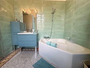 Asciugacapelli, asciugamani, sapone, shampoo