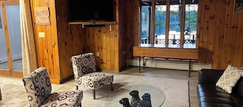 4-bedroom house in welcoming Warrensburg with Hot Tub