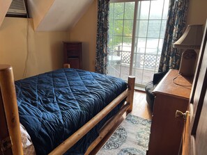 4 bedrooms, iron/ironing board, WiFi, bed sheets - 4-bedroom house in welcoming Warrensburg with Hot Tub (Warrensburg)