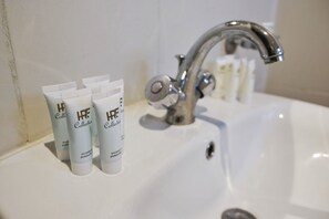 وحدات دش مع أحواض استحمام، مناشف، صابون، شامبو