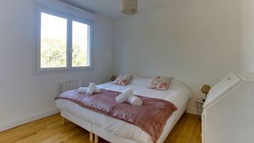 2 bedrooms, iron/ironing board, free WiFi, bed sheets