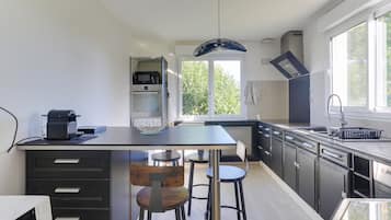 Fridge, microwave, oven, coffee/tea maker