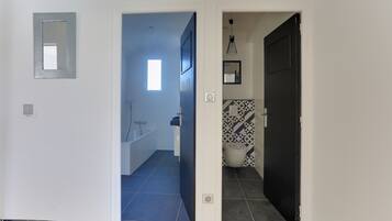 SĂšche-cheveux, serviettes fournies