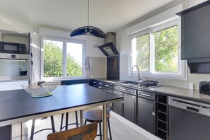 Kühlschrank, Mikrowelle, Ofen, Wasserkocher mit Kaffee-/Teezubehör